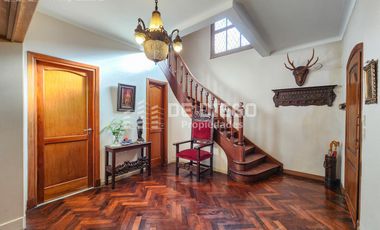 Casa en venta de 7 ambientes, habitacion en planta baja en suite, Vicente López
