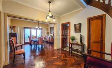 Casa en venta de 7 ambientes, habitacion en planta baja en suite, Vicente López