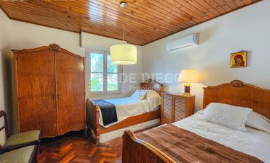 Casa en venta de 7 ambientes, habitacion en planta baja en suite, Vicente López
