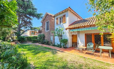 Casa en venta de 7 ambientes, habitacion en planta baja en suite, Vicente López