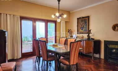 Casa en venta de 7 ambientes, habitacion en planta baja en suite, Vicente López
