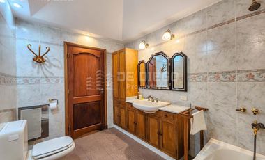 Casa en venta de 7 ambientes, habitacion en planta baja en suite, Vicente López