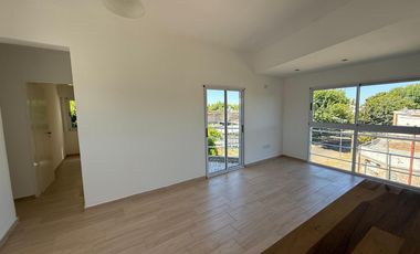 Venta de departamento 2 dormitorios-terraza-balcón-cochera en La Plata