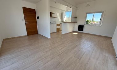 Venta de departamento 2 dormitorios-terraza-balcón-cochera en La Plata
