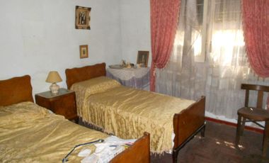 Venta de Casa 3 Amb. S/L 10X40M²  en Ramos Mejia   Buen Estado  Fondo C/Galpon