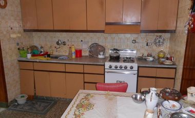 Venta de Casa 3 Amb. S/L 10X40M²  en Ramos Mejia   Buen Estado  Fondo C/Galpon