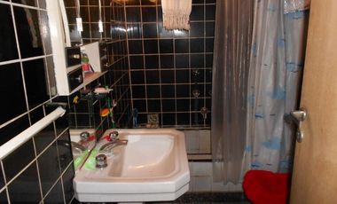Venta de Casa 3 Amb. S/L 10X40M²  en Ramos Mejia   Buen Estado  Fondo C/Galpon