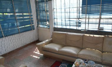 Venta de Casa 3 Amb. S/L 10X40M²  en Ramos Mejia   Buen Estado  Fondo C/Galpon