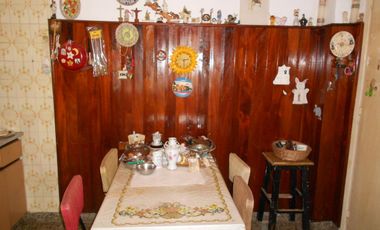 Venta de Casa 3 Amb. S/L 10X40M²  en Ramos Mejia   Buen Estado  Fondo C/Galpon