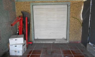 Venta de Casa 3 Amb. S/L 10X40M²  en Ramos Mejia   Buen Estado  Fondo C/Galpon