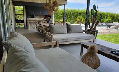 Venta Moderna Casa a la Laguna con  Increíble Master Suite - El Canton