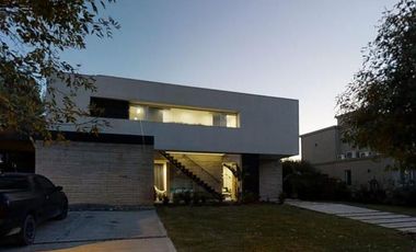 Venta Moderna Casa a la Laguna con  Increíble Master Suite - El Canton