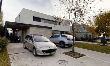 Venta Moderna Casa a la Laguna con  Increíble Master Suite - El Canton