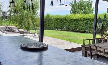 Venta Moderna Casa a la Laguna con  Increíble Master Suite - El Canton