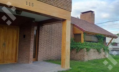 VENTA CASA 8 AMBIENTES   CASA DE HUÉSPEDES Y QUINCHO,  ALLEN-RÍO NEGRO