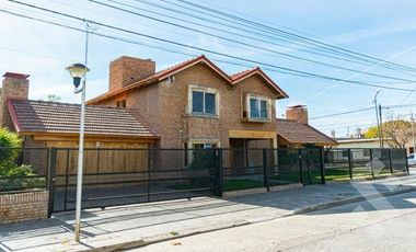 VENTA CASA 8 AMBIENTES   CASA DE HUÉSPEDES Y QUINCHO,  ALLEN-RÍO NEGRO