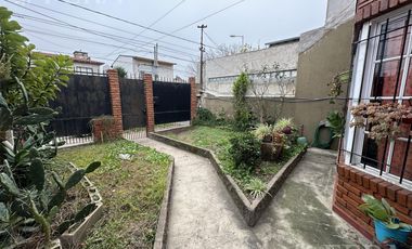 Venta de casa de 4 ambientes con cochera y quincho en Wilde
