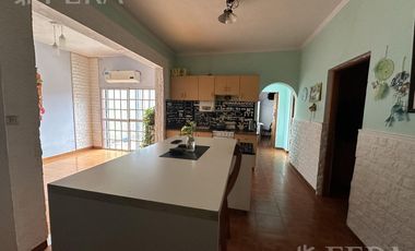 Venta de casa de 4 ambientes con cochera y quincho en Wilde
