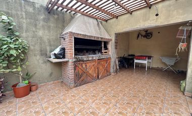 Venta de casa de 4 ambientes con cochera y quincho en Wilde