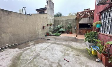 Venta de casa de 4 ambientes con cochera y quincho en Wilde
