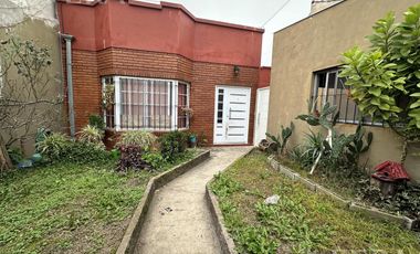 Venta de casa de 4 ambientes con cochera y quincho en Wilde