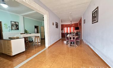 Venta de casa de 4 ambientes con cochera y quincho en Wilde