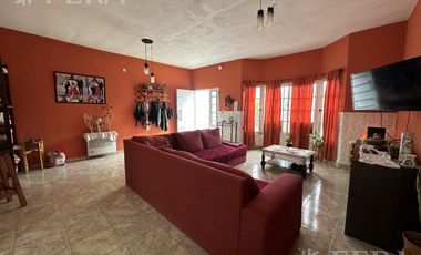 Venta de casa de 4 ambientes con cochera y quincho en Wilde