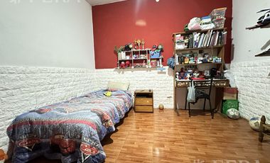 Venta de casa de 4 ambientes con cochera y quincho en Wilde