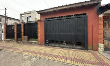 Venta de casa de 4 ambientes con cochera y quincho en Wilde