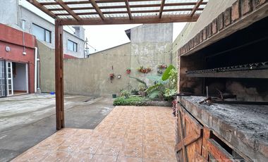 Venta de casa de 4 ambientes con cochera y quincho en Wilde