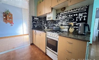 Venta de casa de 4 ambientes con cochera y quincho en Wilde