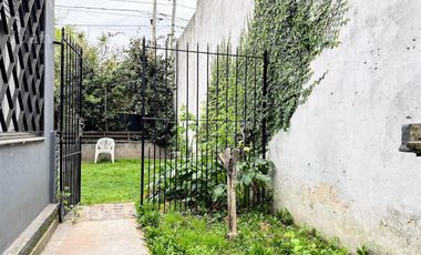 Casa en venta en Temperley Oeste: 3 unidades independientes que se venden en bloque.