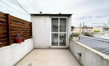 Casa en venta en Temperley Oeste: 3 unidades independientes que se venden en bloque.