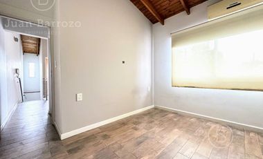 Casa en venta en Temperley Oeste: 3 unidades independientes que se venden en bloque.