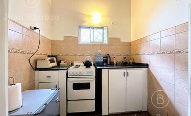 Casa en venta en Temperley Oeste: 3 unidades independientes que se venden en bloque.