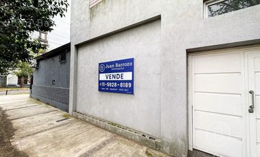 Casa en venta en Temperley Oeste: 3 unidades independientes que se venden en bloque.