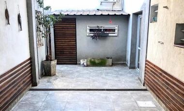 Casa en venta en Temperley Oeste: 3 unidades independientes que se venden en bloque.