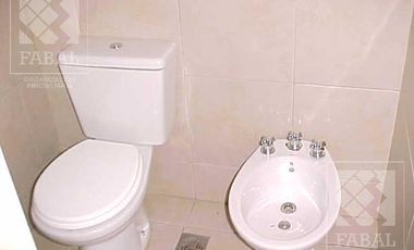 Local / oficina venta centro, 240 m2 en 2 plantas, con cocina y baño; cochera opcional