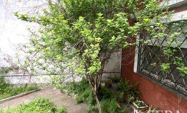 Venta casa de 3 ambientes con cochera, jardín y patio en Wilde (28763)