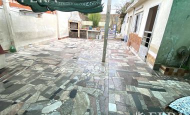 Venta casa de 3 ambientes con cochera, jardín y patio en Wilde (28763)