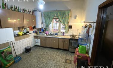 Venta casa de 3 ambientes con cochera, jardín y patio en Wilde (28763)