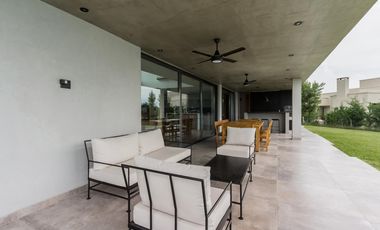 VENTA CASA 7 AMBIENTES - SALIDA LAGUNA - CHACRAS DE LA RESERVA