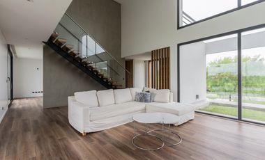 VENTA CASA 7 AMBIENTES - SALIDA LAGUNA - CHACRAS DE LA RESERVA