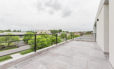 VENTA CASA 7 AMBIENTES - SALIDA LAGUNA - CHACRAS DE LA RESERVA