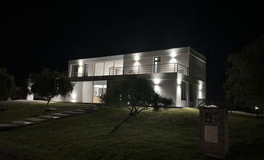 VENTA CASA 7 AMBIENTES - SALIDA LAGUNA - CHACRAS DE LA RESERVA