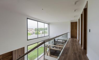 VENTA CASA 7 AMBIENTES - SALIDA LAGUNA - CHACRAS DE LA RESERVA