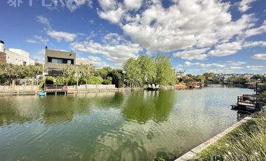 Venta casa 5 ambientes con vista a la laguna en Nuevo Quilmes