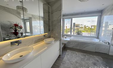 Venta casa 5 ambientes con vista a la laguna en Nuevo Quilmes