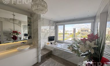 Venta casa 5 ambientes con vista a la laguna en Nuevo Quilmes
