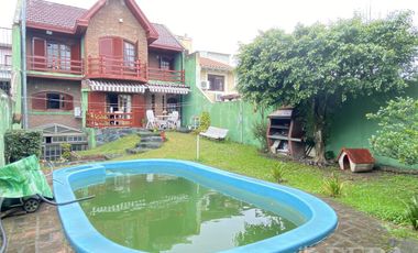 Venta casa 4 ambientes, cochera y fondo libre con piscina en Don Bosco